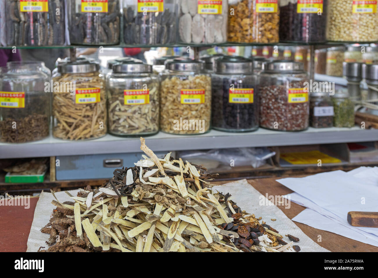 Hong kong chinese medicine herbs hi-res stock photography and images ...