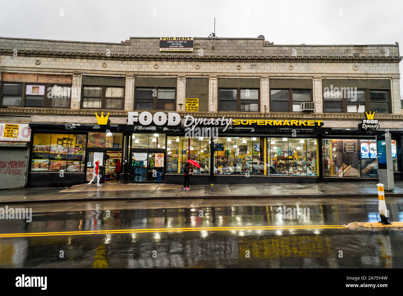 Food Dynasty supermarket on Burnside Avenue in the New York borough of the Bronx on a rainy Sunday, October 20, 2019.  (© Richard B. Levine) Stock Photo