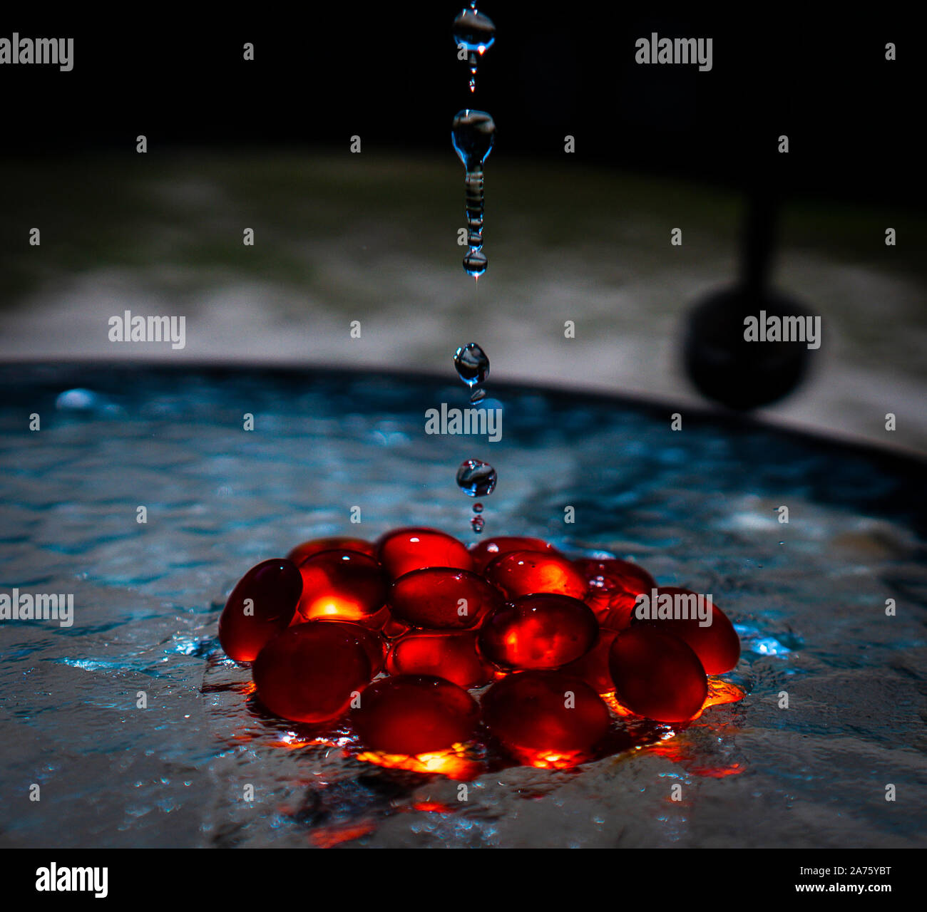 Slow motion water drops hi-res stock photography and images - Alamy