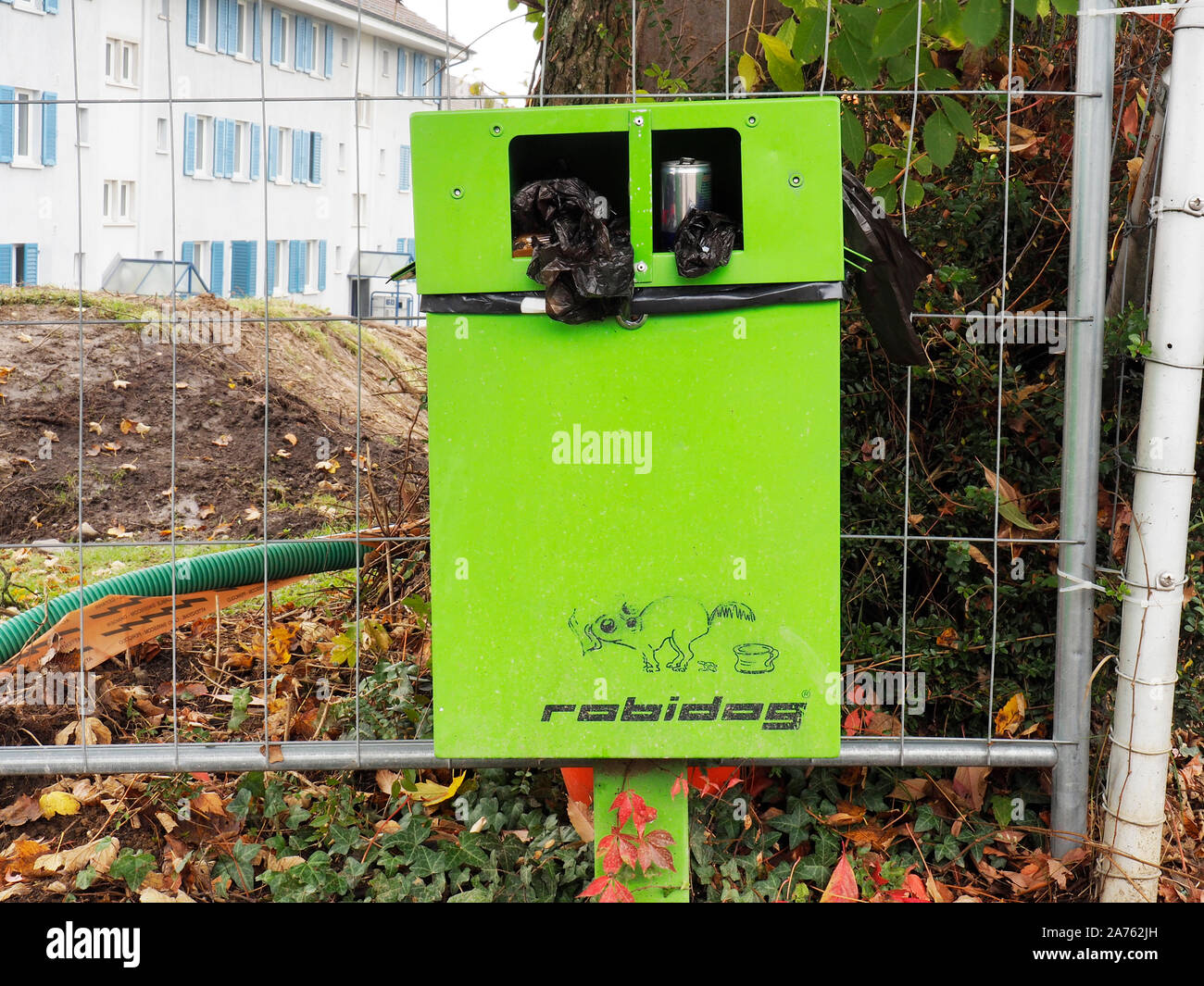 Gewöhnlicher Müll in Hundekot-Entsorgungssystem von Robidog Stock Photo