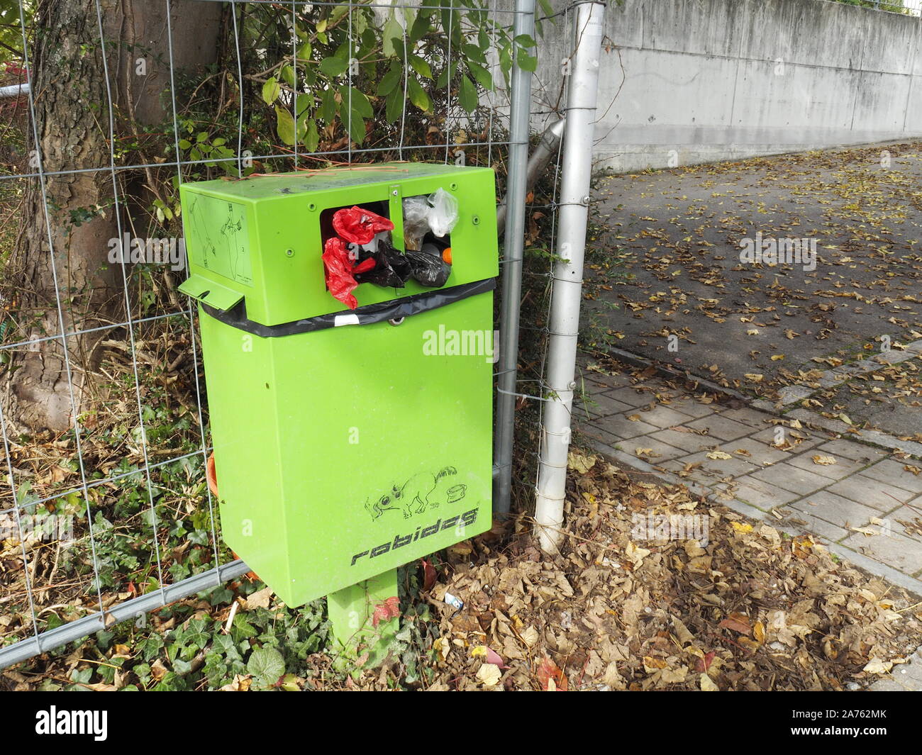 Gewöhnlicher Müll in Hundekot-Entsorgungssystem von Robidog Stock Photo