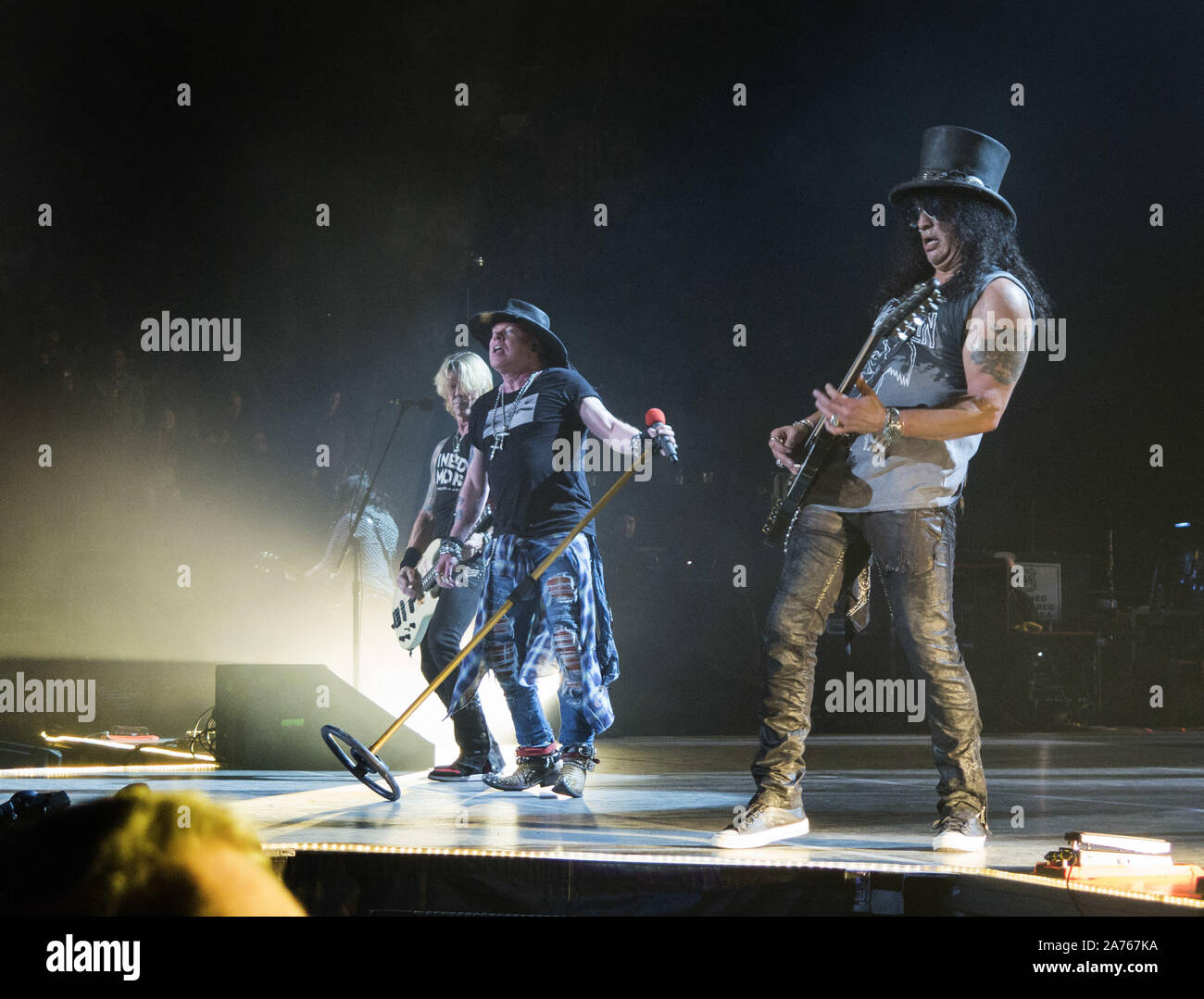 [Video] Guns N' Roses lanza la serie de conciertos en Streaming. October-29-2019-salt-lake-city-ut-usa-bassist-duff-mckagan-left-singer-axl-rose-and-guitarist-slash-of-the-rock-band-guns-n-roses-perform-live-onstage-during-a-concert-on-their-the-not-in-this-lifetime-tour-at-the-vivint-smart-home-arena-credit-image-kc-alfredzuma-wire-2A767KA