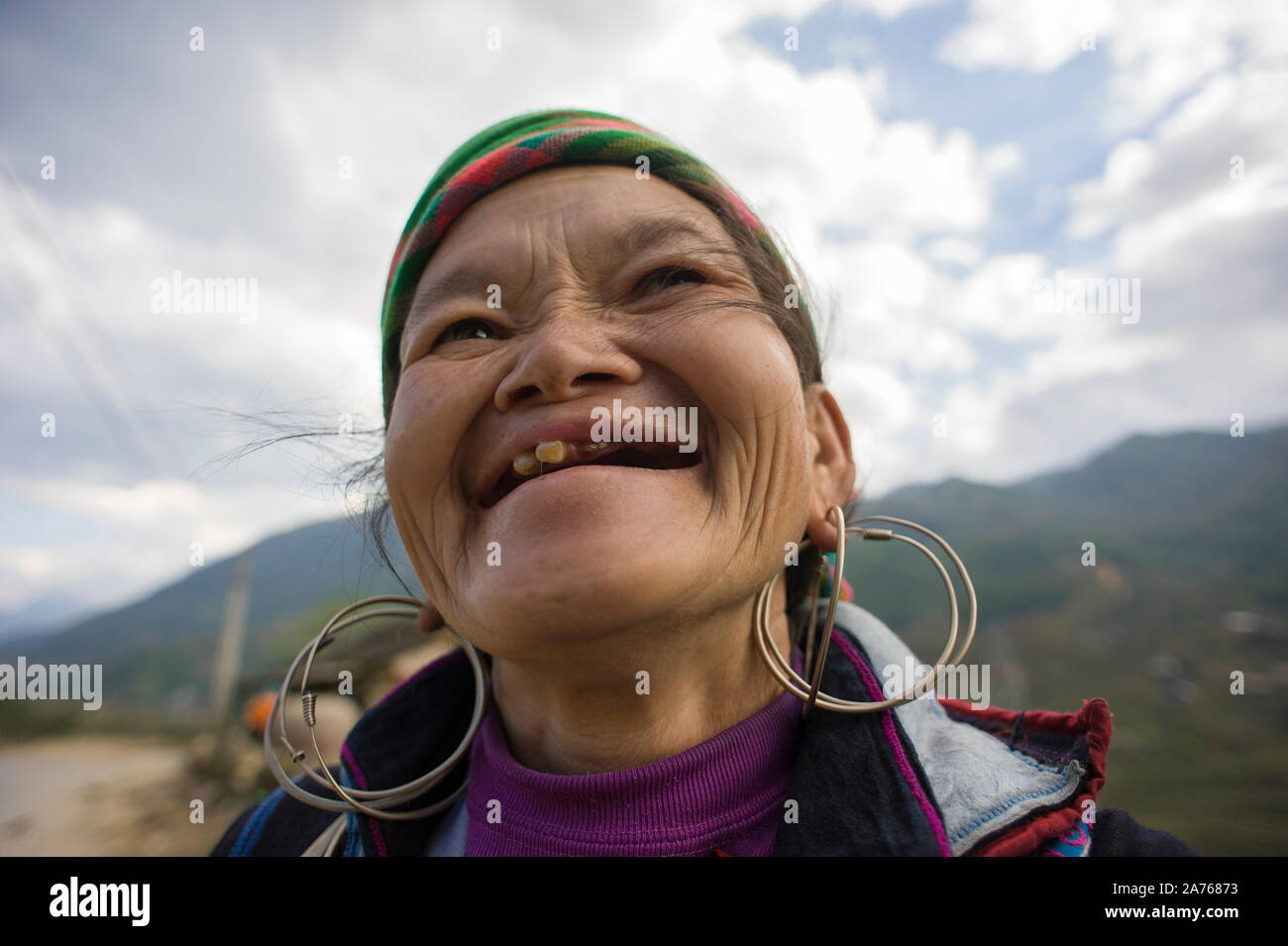 Happy smiling vietnamese hill tribe hi-res stock photography and images ...