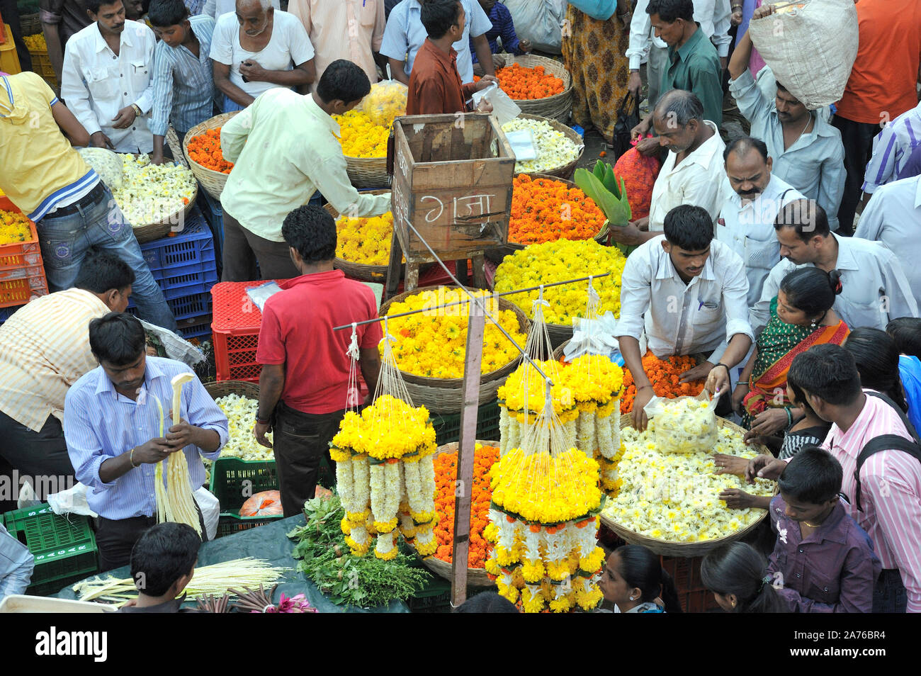 Dadar flower market mumbai hi-res stock photography and images - Alamy