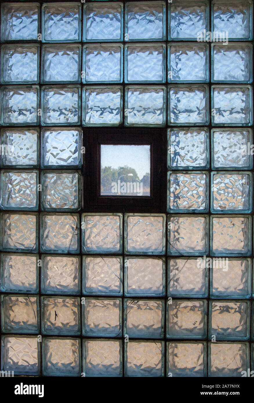 Thick window glass hires stock photography and images Alamy