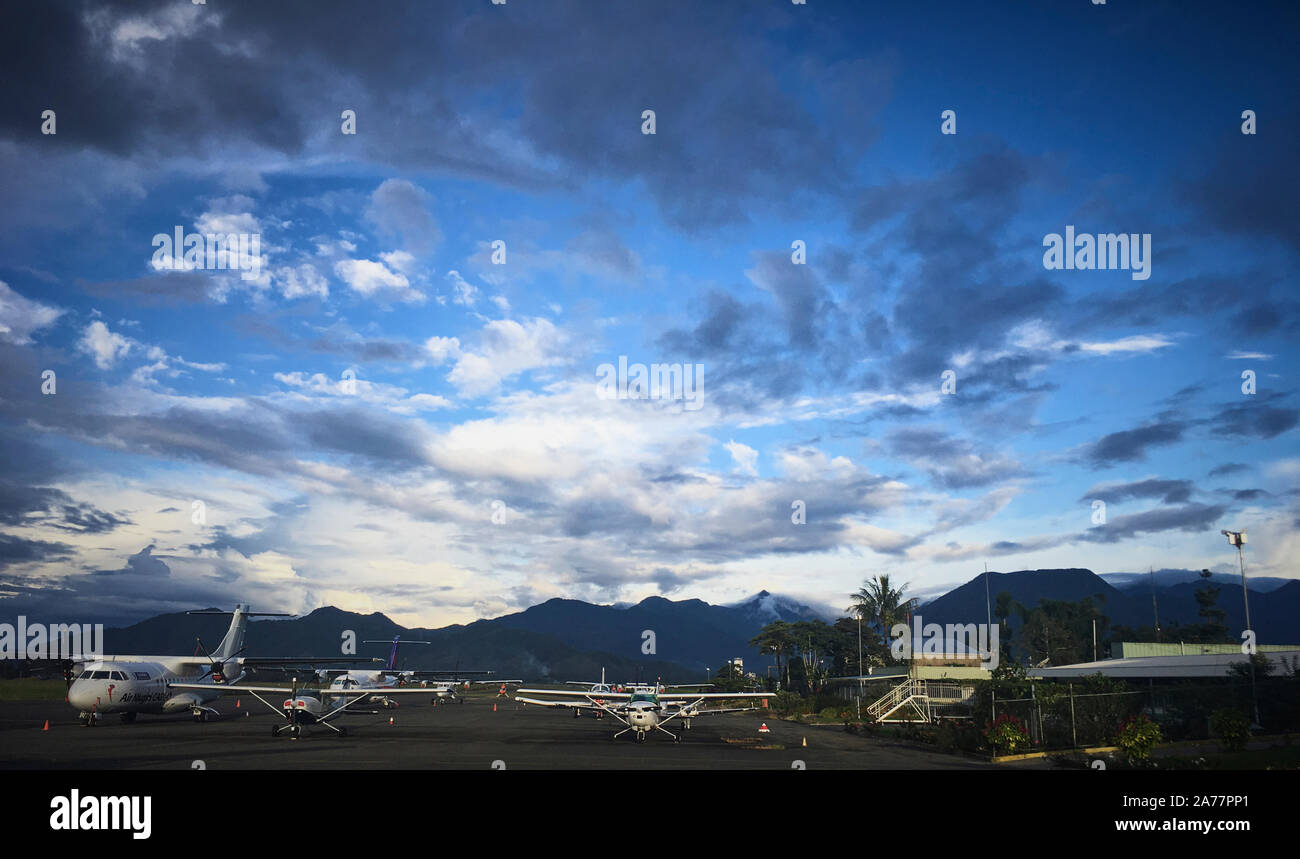 An aircraft at Mount Hagen Airport Stock Photo Alamy