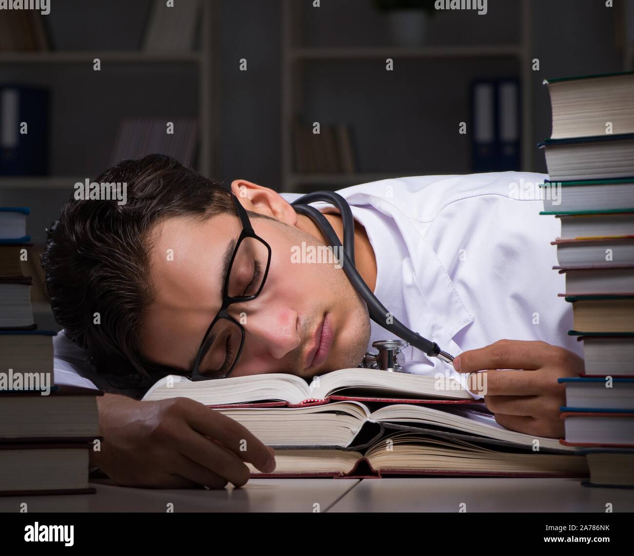 Студент сладко спит. Сон библиотека в школе. Сон быть студентом. Уснул за столом. Сон быть студентом.