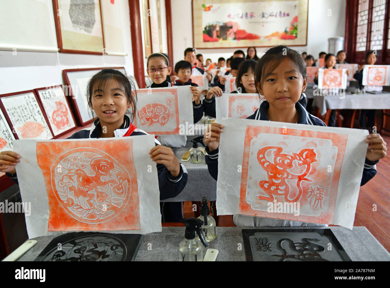 Jinan, China's Shandong Province. 30th Oct, 2019. Pupils of Xixian primary school show their rubbing artworks at Lubei intangible cultural heritage experiencing center in Wudi County, east China's Shandong Province, Oct. 30, 2019. The experiencing center provides a variety of intangible cultural heritage experiencing programs, including the arts of rubbing, ceramics, tie dyeing, paper-making and movable-type printing, aiming to promote traditional Chinese culture through immersive experience. Credit: Zhu Zheng/Xinhua/Alamy Live News Stock Photo