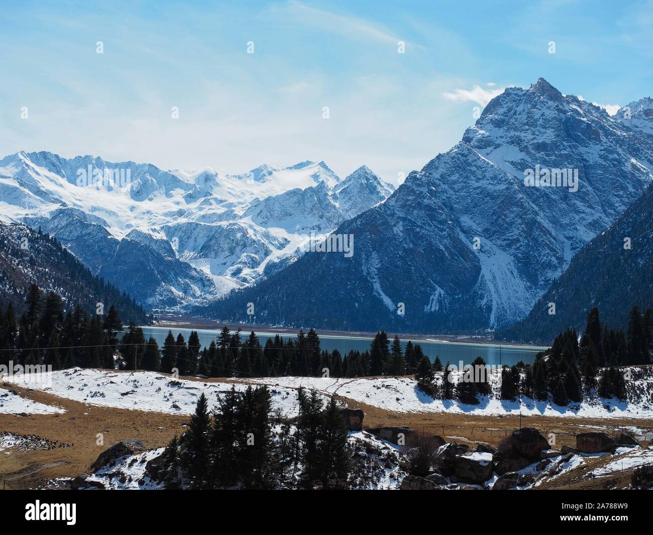 Dege. 30th Oct, 2019. Photo taken on Oct. 30, 2019 shows the scenery of Yulongla Co (Lake) scenic spot in Dege County of Tibetan Autonomous Prefecture of Garze, southwest China's Sichuan Province. Credit: Wang Di/Xinhua/Alamy Live News Stock Photo