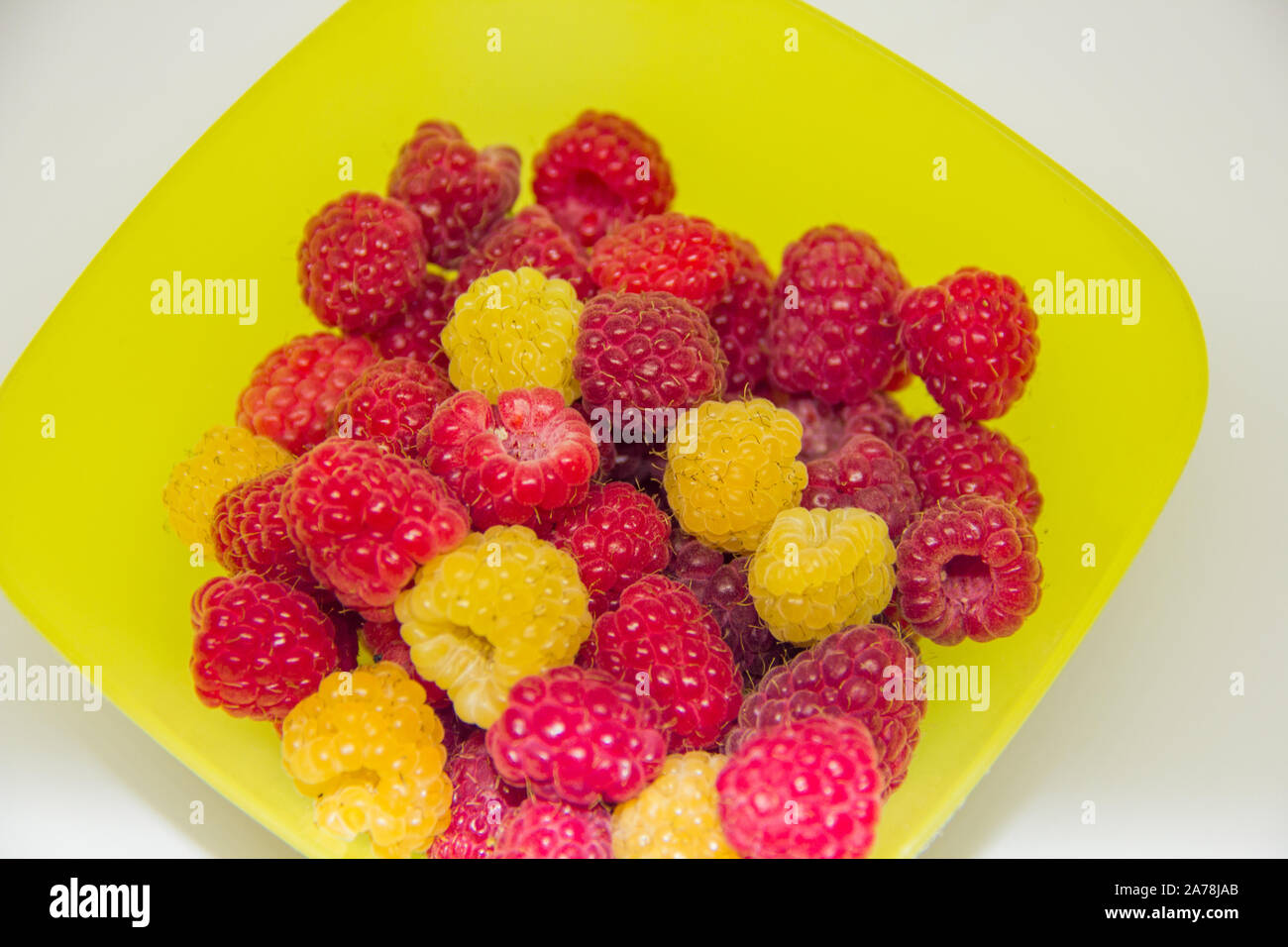 Red Andyellow Raspberry Raspberries yellow bowl hi-res stock photography and images - Alamy