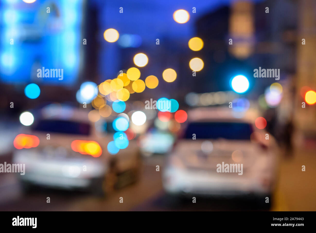 LED-Warnlampe Seite Der Straße Befindet Sich Im Aufbau Und Bokeh Blur Auto  Leuchtet Auf Der Straße In Der Nacht. Lizenzfreie Fotos, Bilder und Stock  Fotografie. Image 32286459.