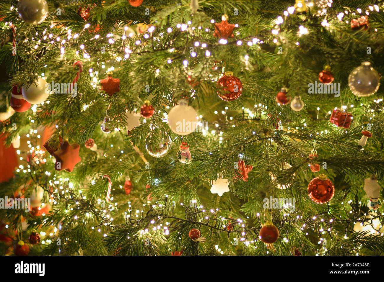 Christmastree decorations hi-res stock photography and images - Alamy