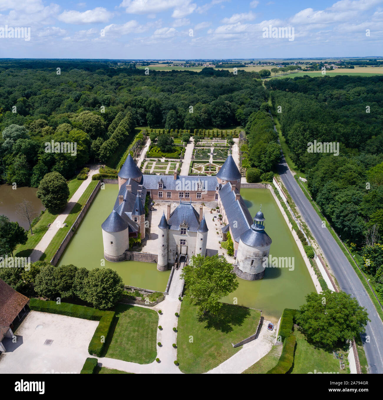 France, Loiret, Chilleurs aux Bois, Chateau de Chamerolles Park and Gardens (aerial view) // France, Loiret (45), Chilleurs-aux-Bois, parc et jardin d Stock Photo