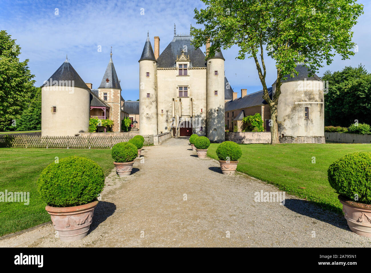 France, Loiret, Chilleurs aux Bois, Chateau de Chamerolles Park and Gardens, castellum entrance with drawbridge // France, Loiret (45), Chilleurs-aux- Stock Photo
