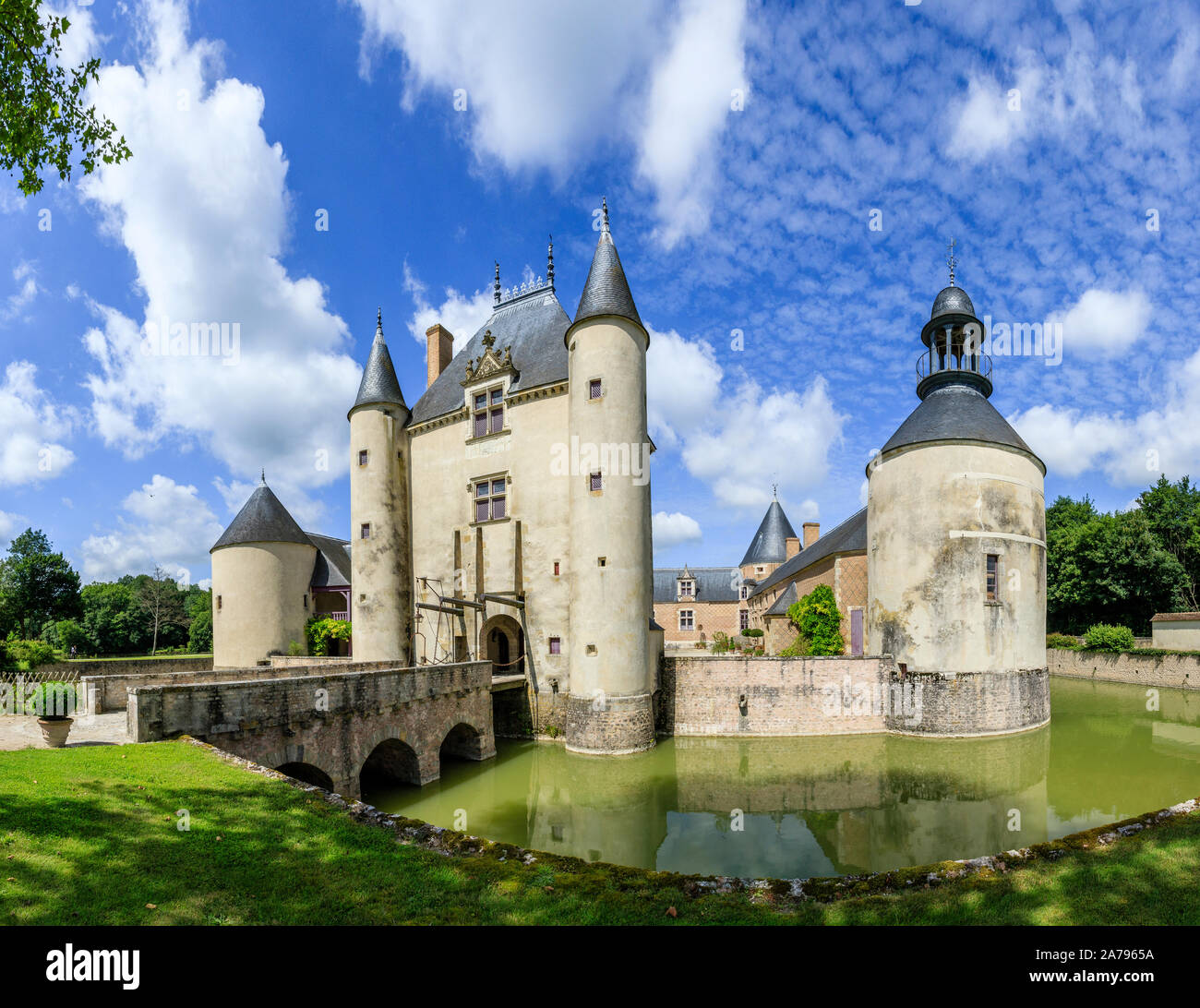 France, Loiret, Chilleurs aux Bois, Chateau de Chamerolles Park and Gardens, castellum entrance with drawbridge // France, Loiret (45), Chilleurs-aux- Stock Photo