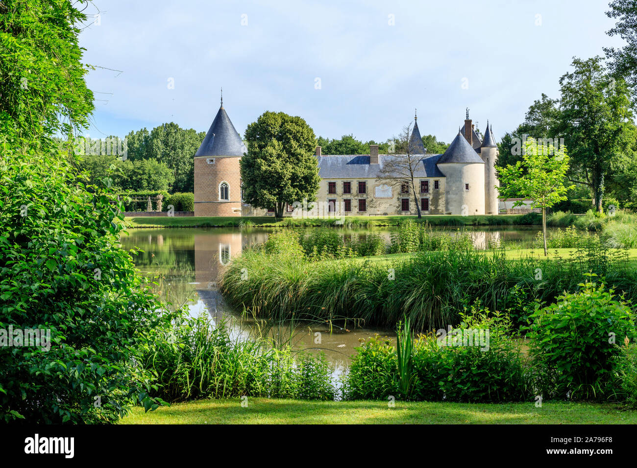 France, Loiret, Chilleurs aux Bois, Chateau de Chamerolles Park and Gardens, the pond and south facade castle // France, Loiret (45), Chilleurs-aux-Bo Stock Photo