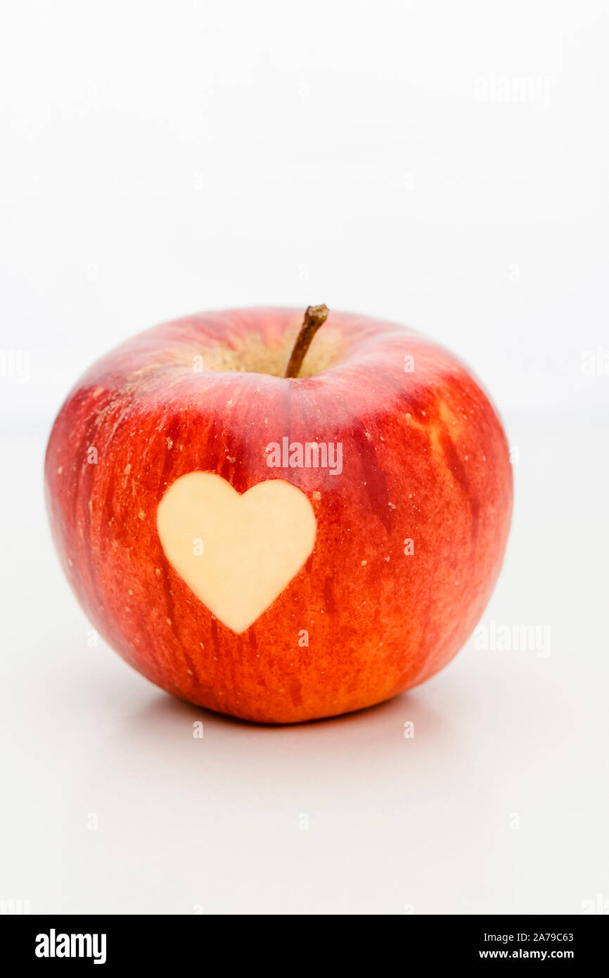 Apfel mit Herz, geschnitzt, Symbol für Liebe, Valentinstag, Muttertag, Stock Photo
