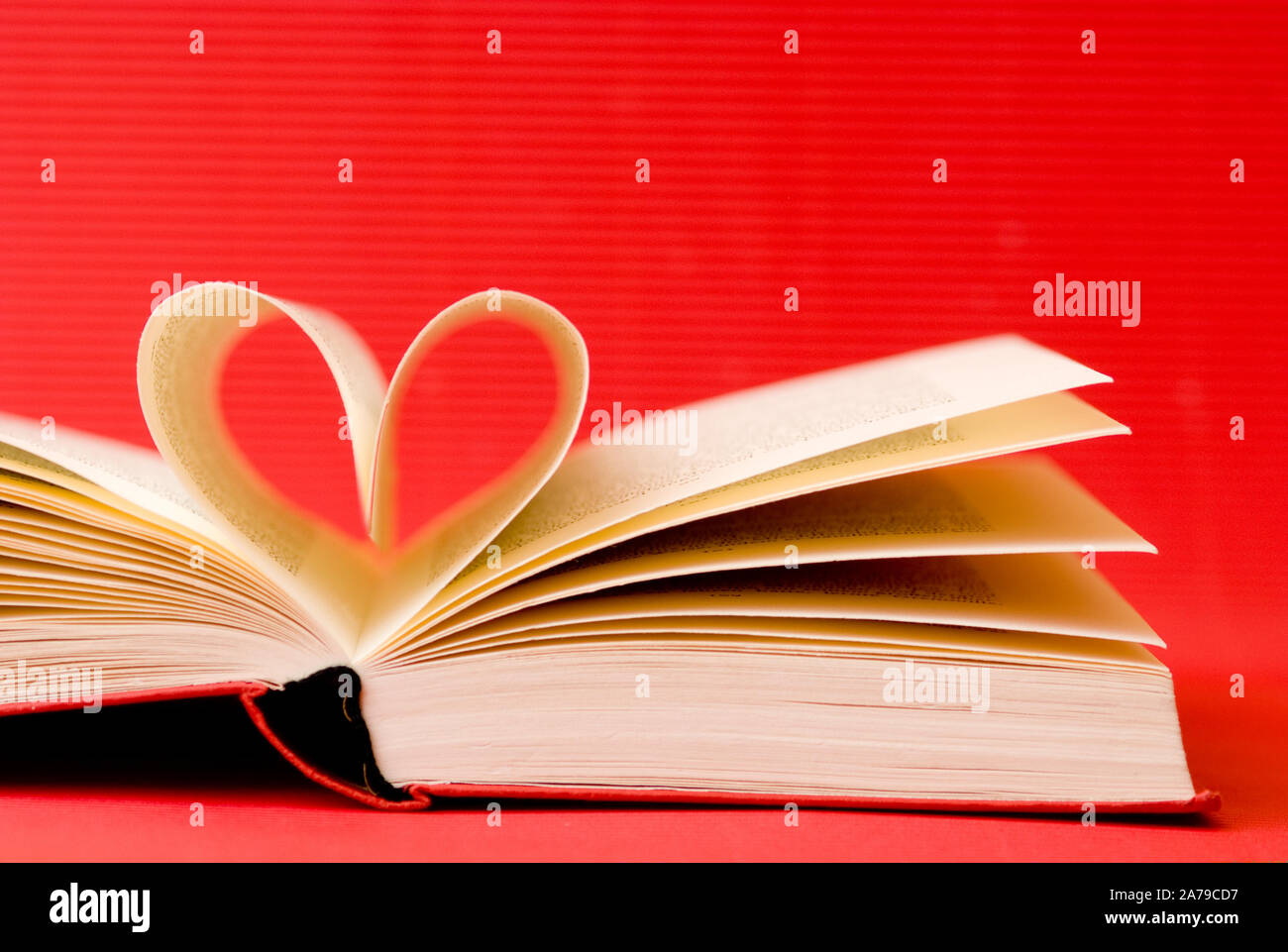 Buch mit Herz, Buchseiten, Seiten in Herzform Stock Photo Alamy