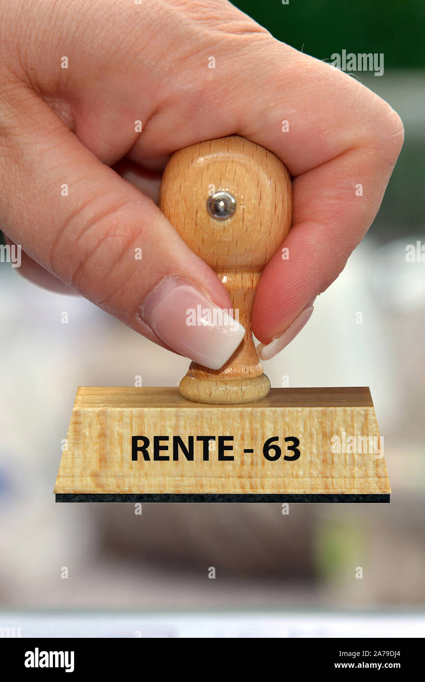 Hand mit Stempel, Frauenhand, Aufschrift: Rente mit 63 Stock Photo
