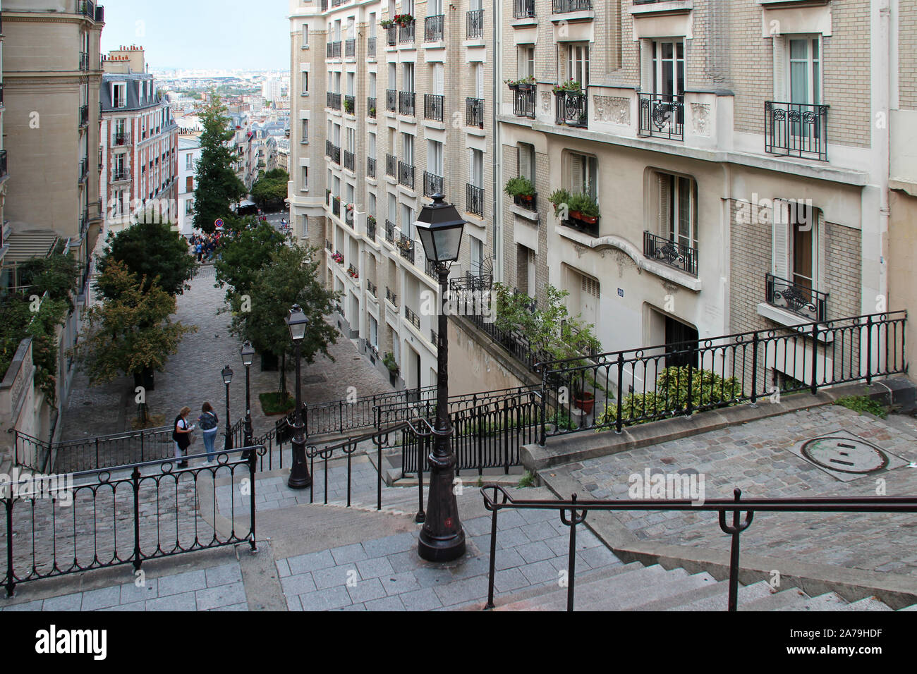 flat buildings in montmartre in Paris (France Stock Photo Alamy