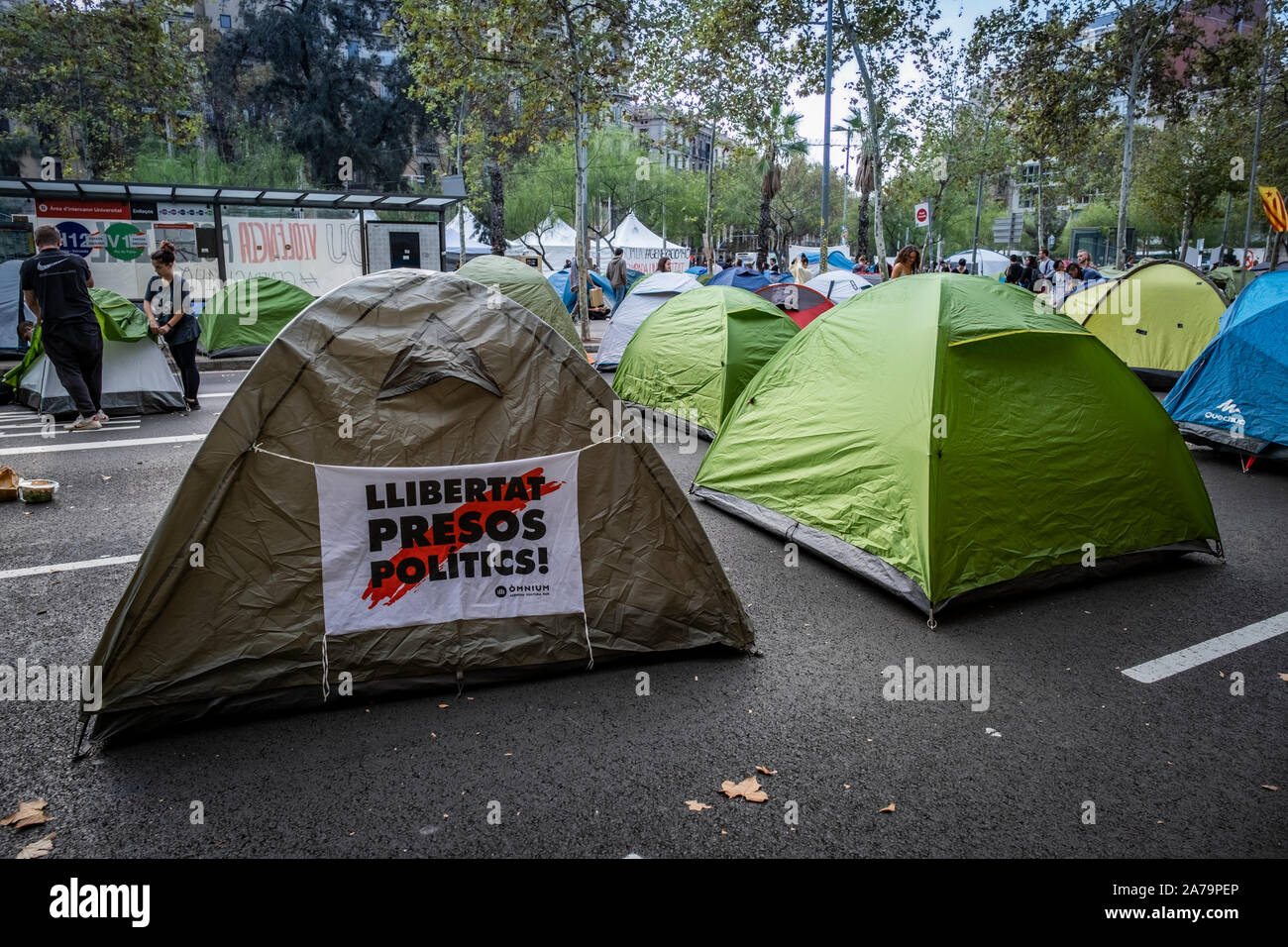 Barcelona, Spain. 31st Oct, 2019. Several tents during the university  protest camp.Hundreds of university students spent a night camping at the  Pl. University in front of the Central University protesting over the
