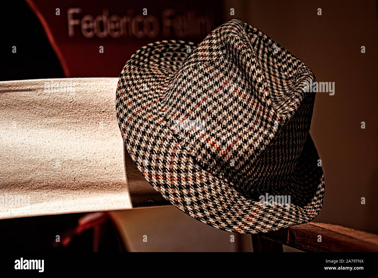Marche - Montappone - Museo del Cappello - Cappello apprtenuto al regista Federico Fellini| Italy Marche Montappone - Hat Museum -Hat belonged to Federico Fellini Stock Photo