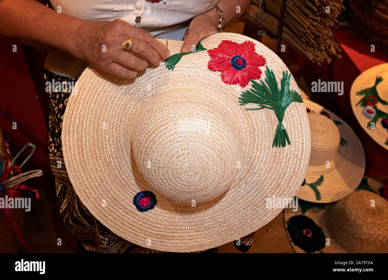 Marche - Montappone - anziane in dimostrazione della lavorazione  artigianale del cappello di paglia ricamo manuale |Italy Marhe Montappone -  Elderly demonstrating the craftsmanship of the straw hat manual embroidery  Stock Photo - Alamy