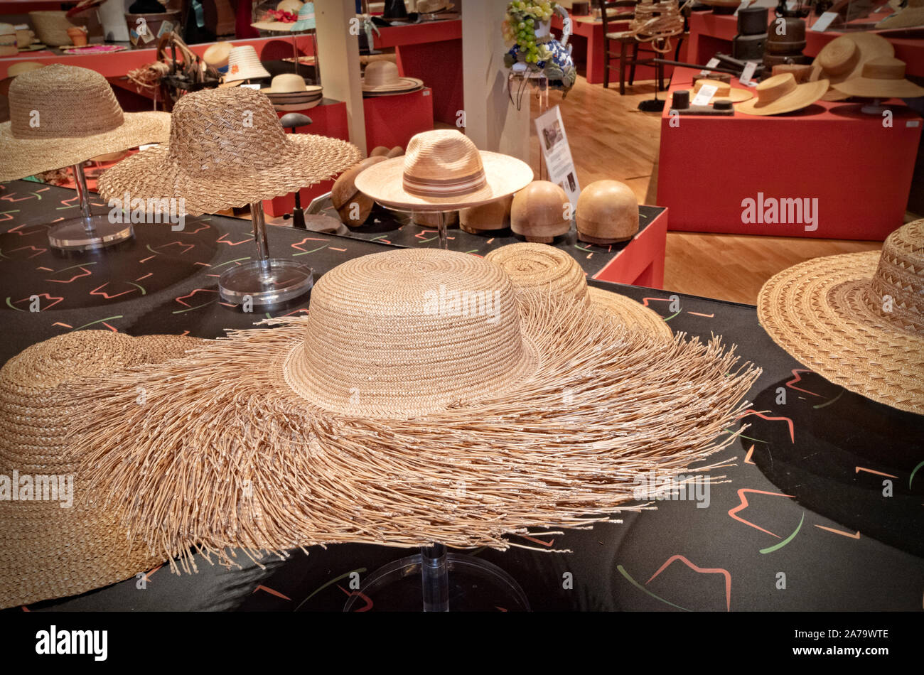 Marche - Montappone - Museo del Cappello Cappelli di paglia fine 800 |  Italy Marche Montappone - Hat Museum Straw hats end 800 Stock Photo - Alamy