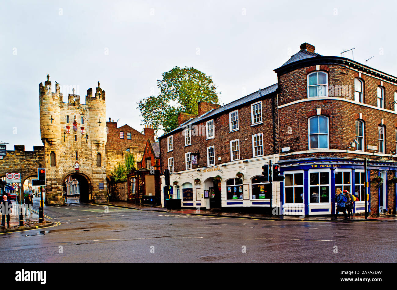 Mickelgate and the Punch Bowl Inn, York, England Stock Photo