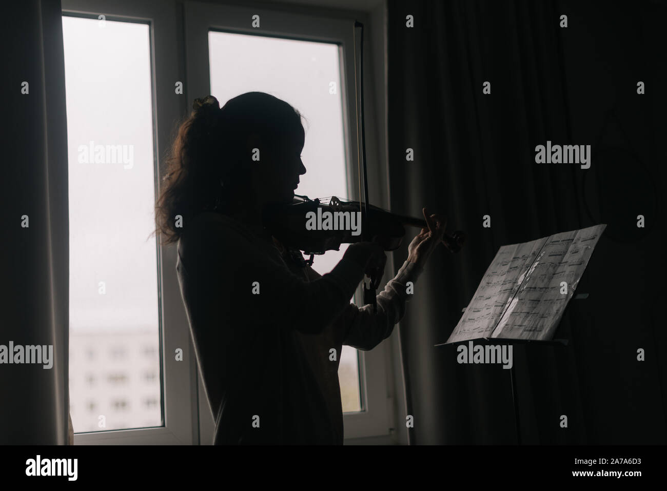 Female asian violinist playing violin hi-res stock photography and ...