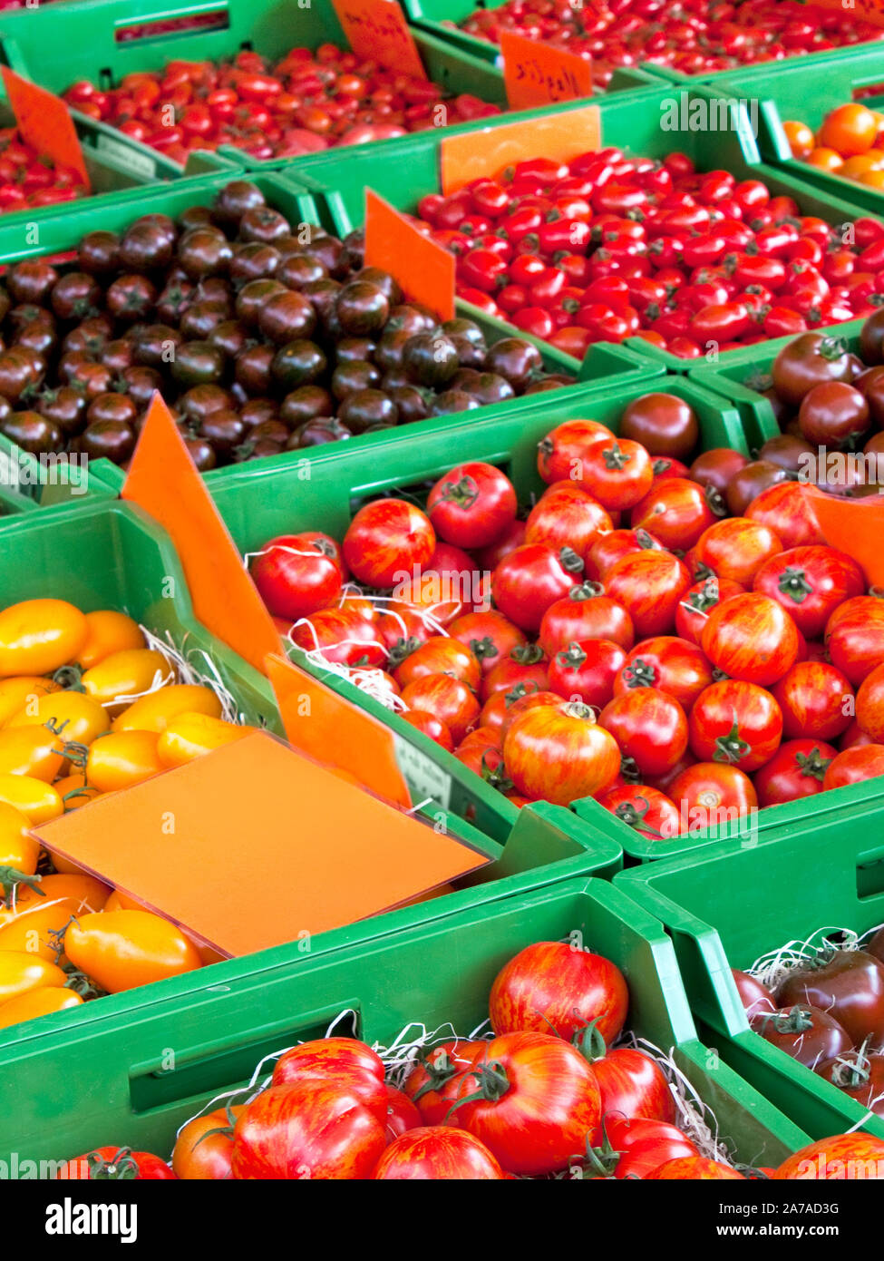 Tomatoes in boxes on the market Stock Photo - Alamy