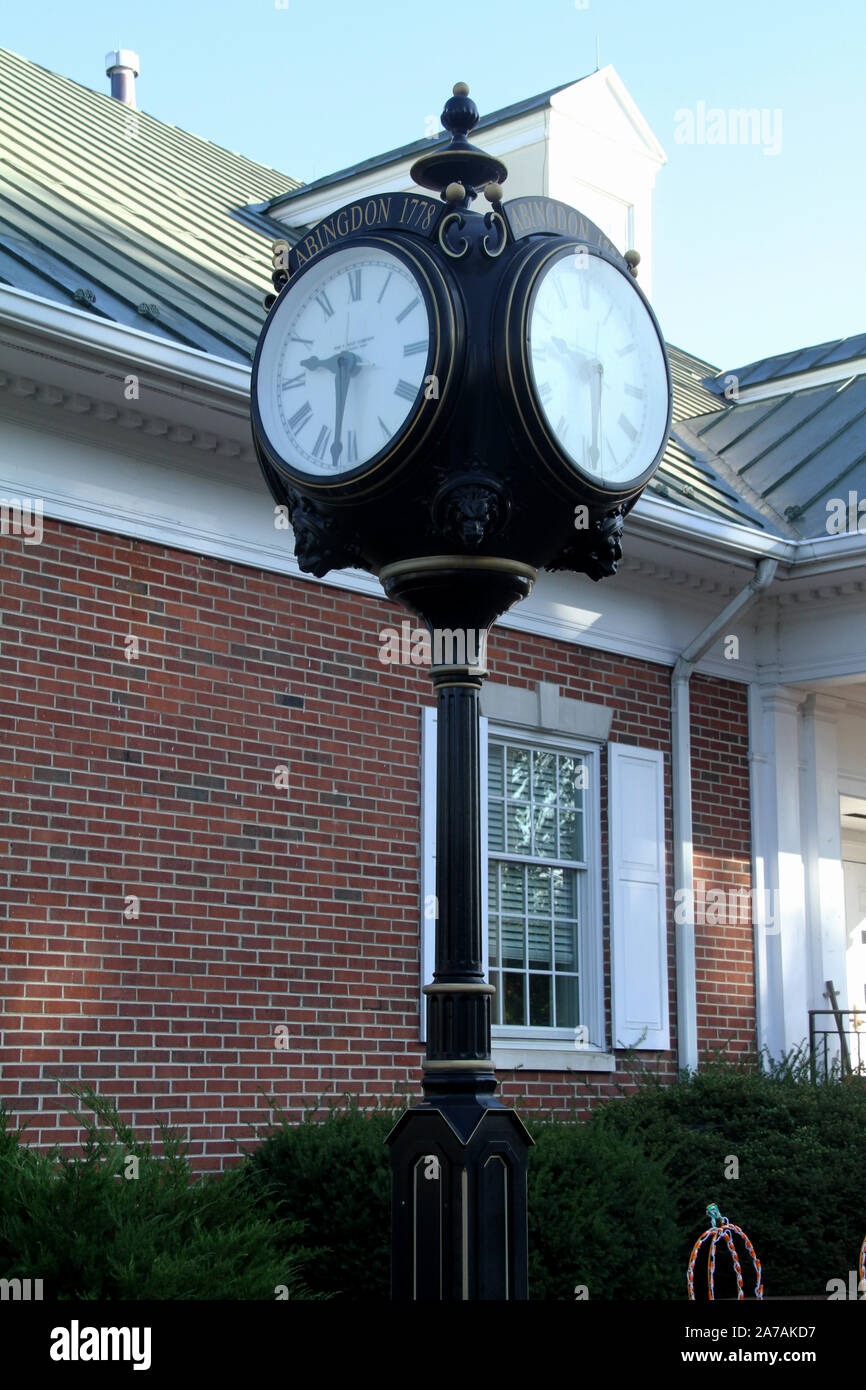 Post clock in downtown Abingdon, VA, USA Stock Photo Alamy