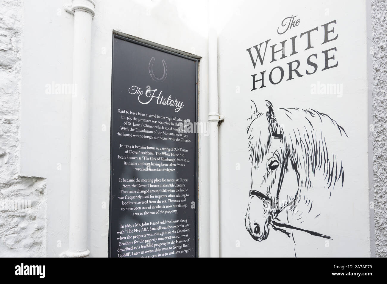 History wall plaque on 16th century White Horse Pub, Castle Hill Road, Dover, Kent, England, United Kingdom Stock Photo