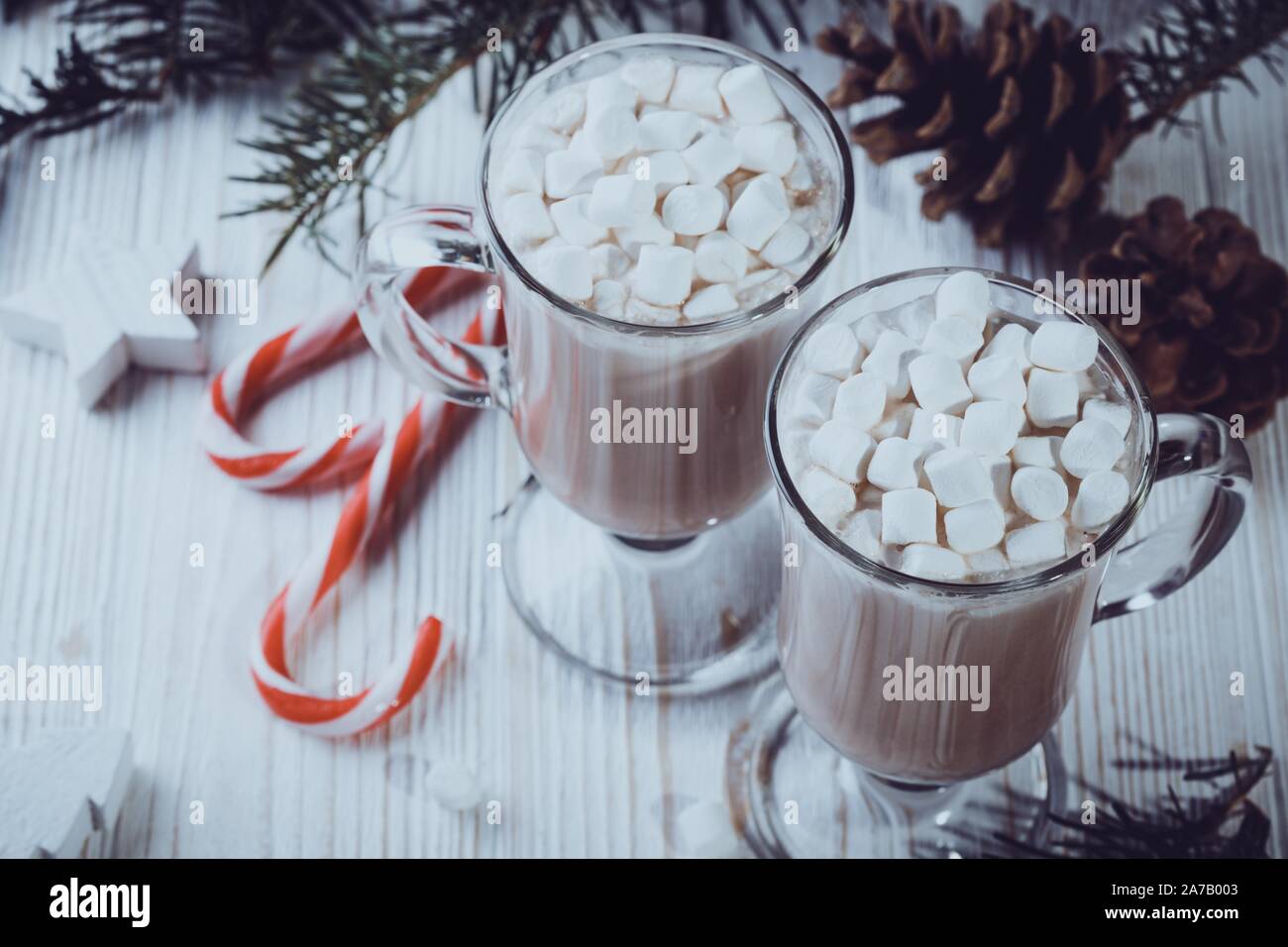 https://c8.alamy.com/comp/2A7B003/cup-of-coffee-with-marshmallows-and-candy-cane-2A7B003.jpg