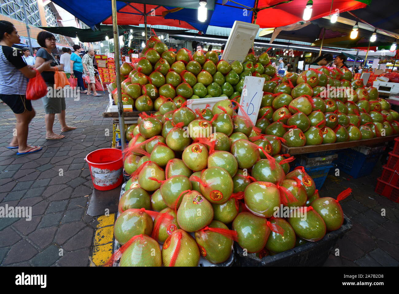Outdoor market stalls sellers selling Lunar Chinese New Year food fruits Stock Photo Alamy