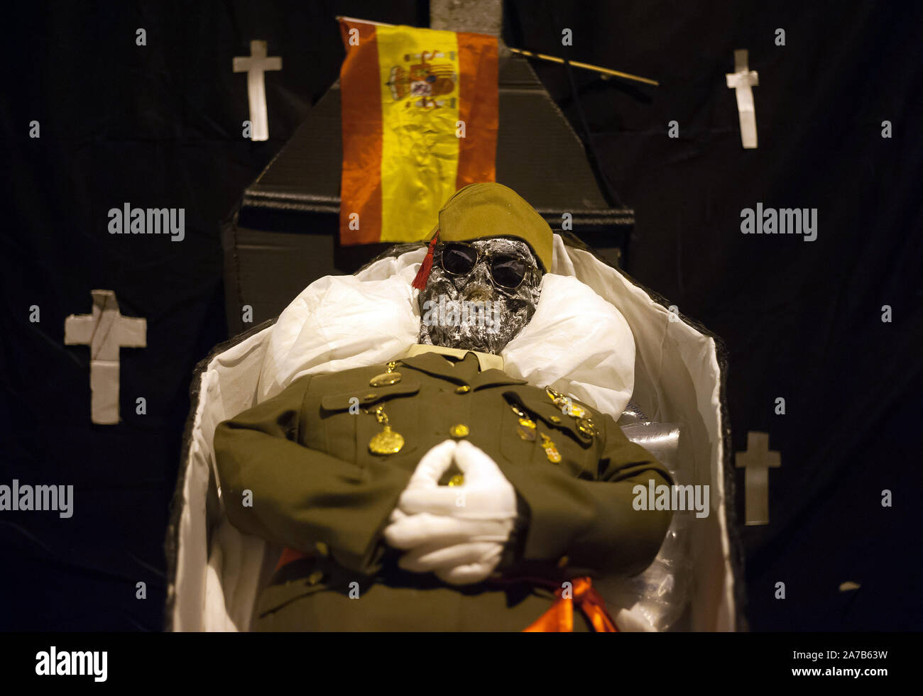 Malaga, Spain. 31st Oct, 2019. A doll depicting the Spanish dictator Francisco Franco is seen with a spanish flag in a coffin during the VI edition of ''Churriana Noche del Terror'' (Churriana Horror Night) to celebrate the Halloween night in the neighbourhood of Churriana.Residents of Churriana participate in the Halloween day dressed with horrific costumes, decorating their houses and with scary performances along the streets. The 'Churriana Horror Night' is one the most popular event in the city to marks the Halloween Day, and for this occasion the theme of the edition is the witches. (C Stock Photo
