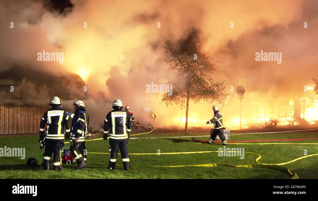 01 November 2019, Schleswig-Holstein, Bönningstedt: Around 70 firefighters were on duty during the fire in a hall on the grounds of a golf club in Bönningstedt (Pinneberg district) on Friday night. Nobody was injured in the fire. Photo: TeleNewsNetwork/dpa Stock Photo