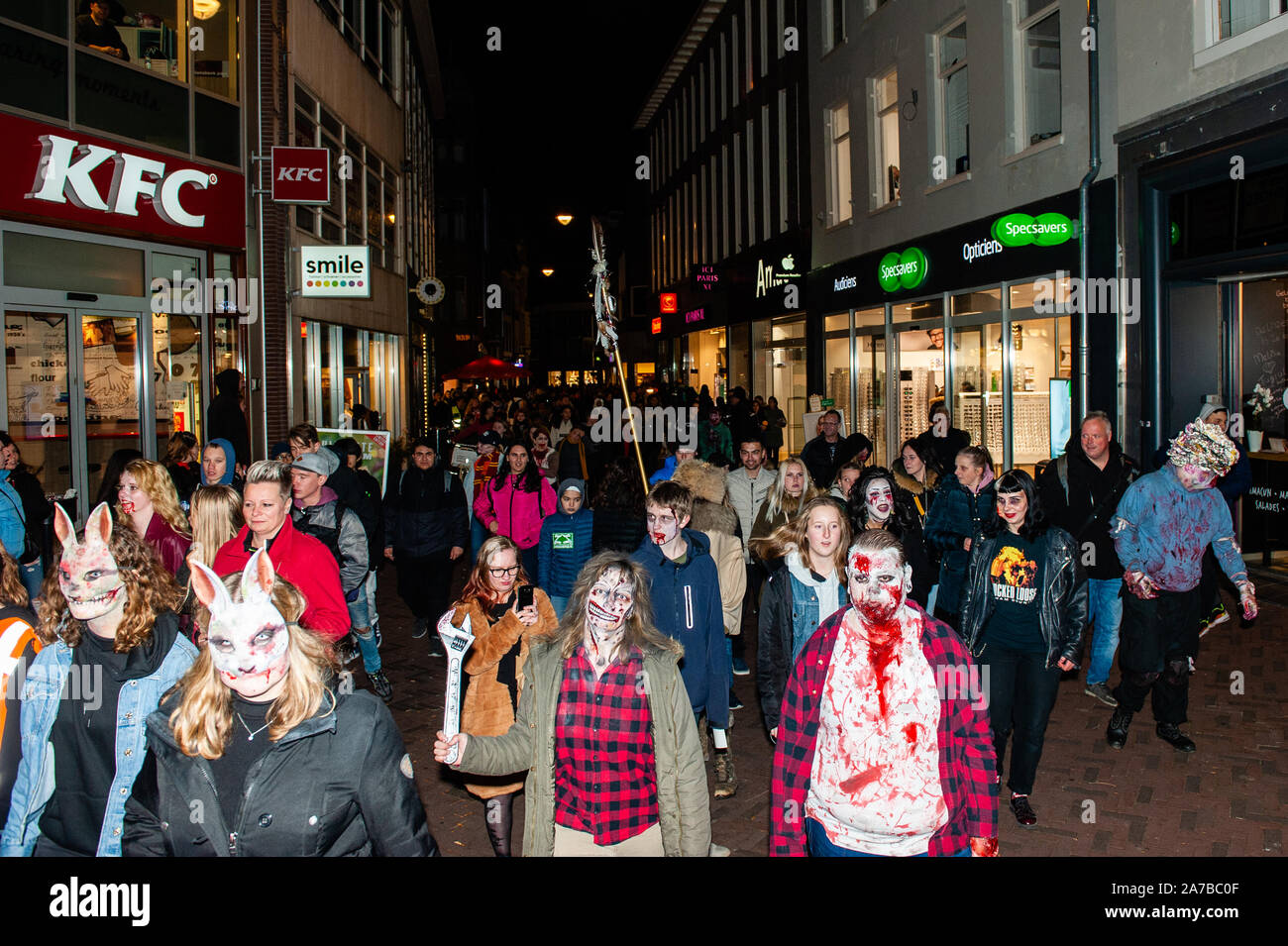 Forbedring falanks Forbigående Arnhem, Netherlands. 31st Oct, 2019. zombies are seen walking on the  streets.As in previous years, the Zombie Walk took place around the center  of Arnhem. The walk started at the live music