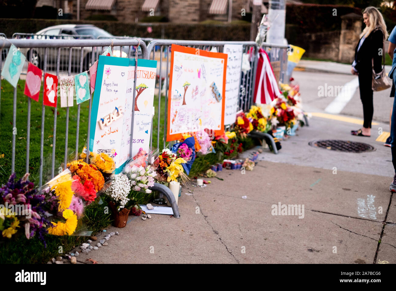 Pittsburgh, United States. 27th Oct, 2019. Flowers seen at the memorial.One year after the shooting at the Tree of Life synagogue in Squirrel Hill, Pittsburgh, PA, many come back to the synagogue to pay their respects. Credit: SOPA Images Limited/Alamy Live News Stock Photo
