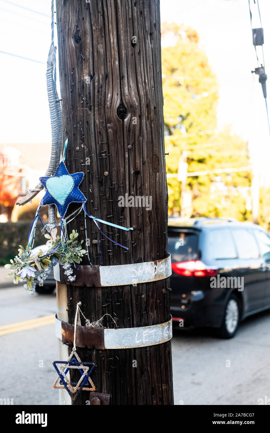Pittsburgh, United States. 27th Oct, 2019. Star at the memorial pole.One year after the shooting at the Tree of Life synagogue in Squirrel Hill, Pittsburgh, PA, many come back to the synagogue to pay their respects. Credit: SOPA Images Limited/Alamy Live News Stock Photo