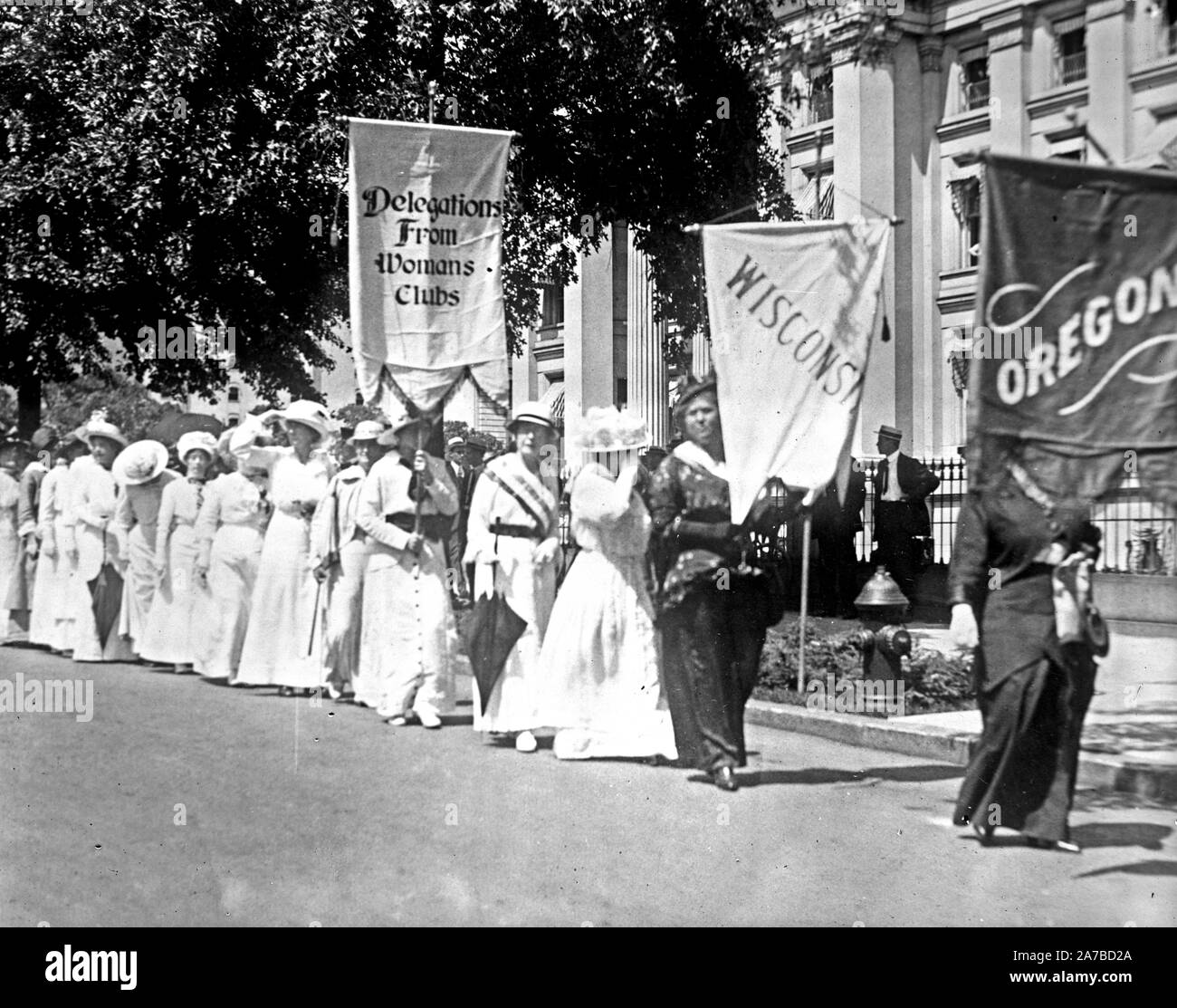 Suffragettes marching hi-res stock photography and images - Alamy