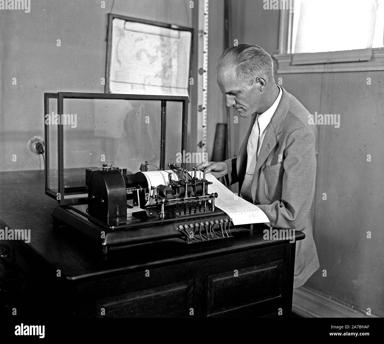 Weather Bureau Meteorgraph To See How Fast The Wind Is Blowing Ca 1936 Stock Photo Alamy Weather Bureau Meteorgraph To See How Fast The Wind Is Blowing Ca 1936 Stock Photo Alamy