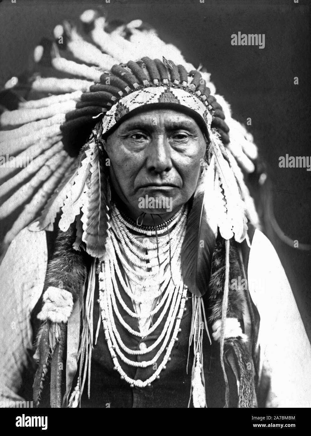 Indian chief war bonnet hi-res stock photography and images - Alamy