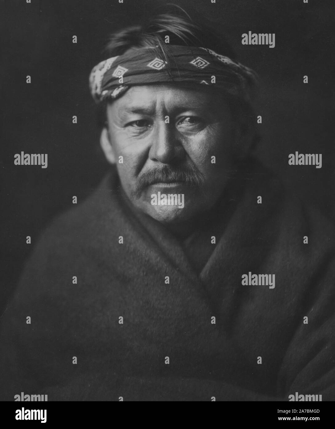 Native american man navajo indian Black and White Stock Photos & Images ...
