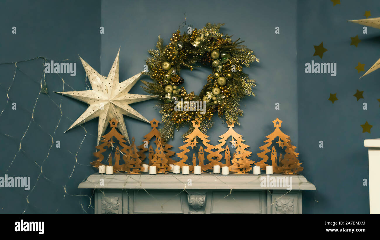 Christmas living room decoration with christmas wreath and christmas golden star Stock Photo