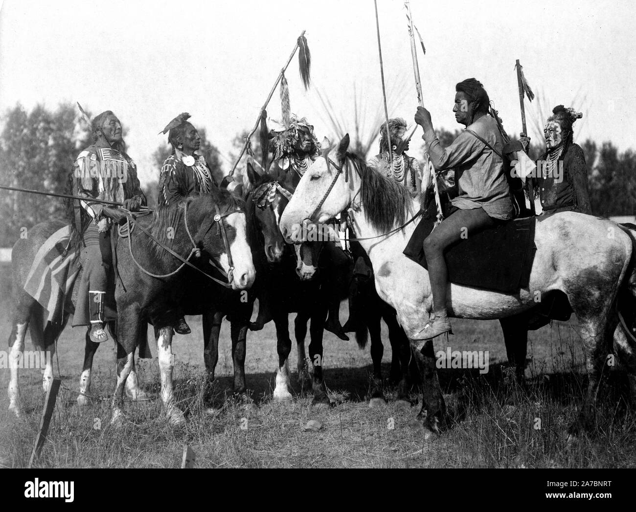 Native americans in full regalia Black and White Stock Photos & Images ...