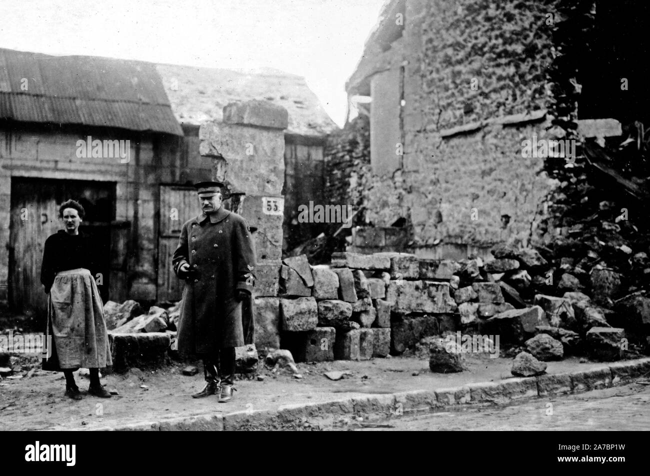 Tour of the fronts. General Haan and a French woman. Courcelles, France