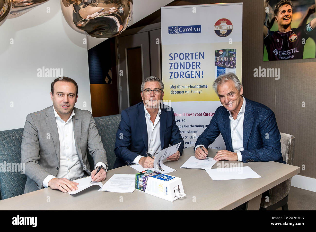 Tilburg - CareLyn 31-10-2019. Koning Willem II stadion. Buitensport, Voetbal. Willem II is the first BVO that concerns about skin cancer and signs a contract with CareLyn. Joris Mathijsen, Martin van Geel, Rene van der Kolk. Credit: Pro Shots/Alamy Live News Stock Photo