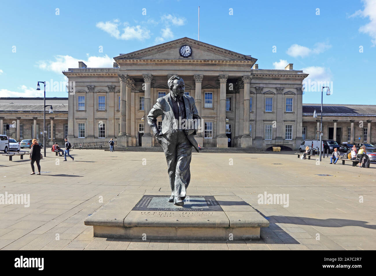 Harold Wilson statue, with railway station behind, St George's Square, Huddersfield Stock Photo
