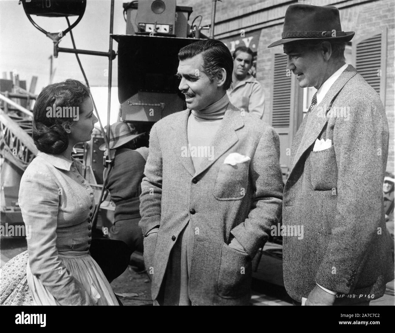 VIVIEN LEIGH CLARK GABLE and Director VICTOR FLEMING on set candid during filming of GONE WITH THE WIND 1939 director Victor Fleming novel Margaret Mitchell producer David O. Selznick Selznick International Pictures / Metro Goldwyn Mayer Stock Photo